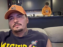A mis visitas les doy la mejor atención, les invito chelas, agua, chupada de verga y también les meto mi palanca de cambios por el culo bisexual asian gay sex videos