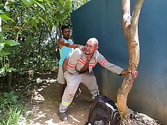 Negão saiu da obra pra dar o cuzão pro guardador de carros pull off parque . asian also pressurize gay sex videos