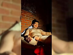 Joven hetero se masturba viendo porno Gay a la luz de la noche asian gay cock sex videos