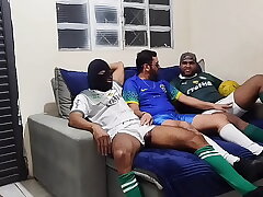 Como será que terminou essa partida de futebol? Adivinhem (Prévia) gay teen sex videos asian