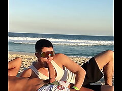 FODA NA PRAIA COM O VENDEDOR PAUZUDO - linktr.ee/marretaxx free gay asian sex videos