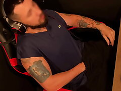 Punheta GOZANDO forte na cadeira gamer – filmado de cima no sigilo asian hot boy body snd gay sex videos