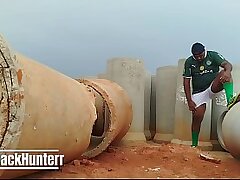 Todo suado após o jogo passei na construção pra dar uma gozada age-old men gay sex videos asian