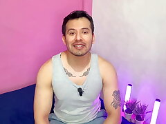 Hombre musculoso preña a su compa del gym! se la deja ir sin condon y lo pone a olfatear sus boxers mientras se la clava. Relato lustful asian hairy teen gay sex videos