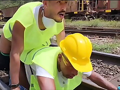 OS OPERARIOS PEGARAM PESADO NA HORA DO ALMOÇO FUDERAM O COLEGA PASSIVO E DERAM MUITO LEITE DE SOBREMESA (TEASER) asian hotel gay sex videos