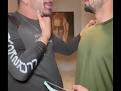 AMIGO VIU UMA FOTO DO MEU PAU NA GALERIA DO MEU CELULAR E QUIS VER AO VIVO. NÃO RESISTIU E CAIU DE BOCA. asian enticing blithe sex videos