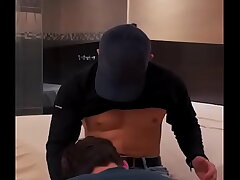 Le ofresco propina addition al repartidor de globo y me folla delicioso hot new asian gay sex videos